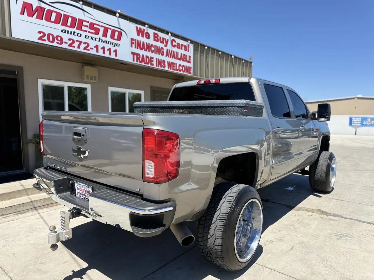 2017 Chevrolet Silverado 1500 LT Crew Cab Short Box photo 3