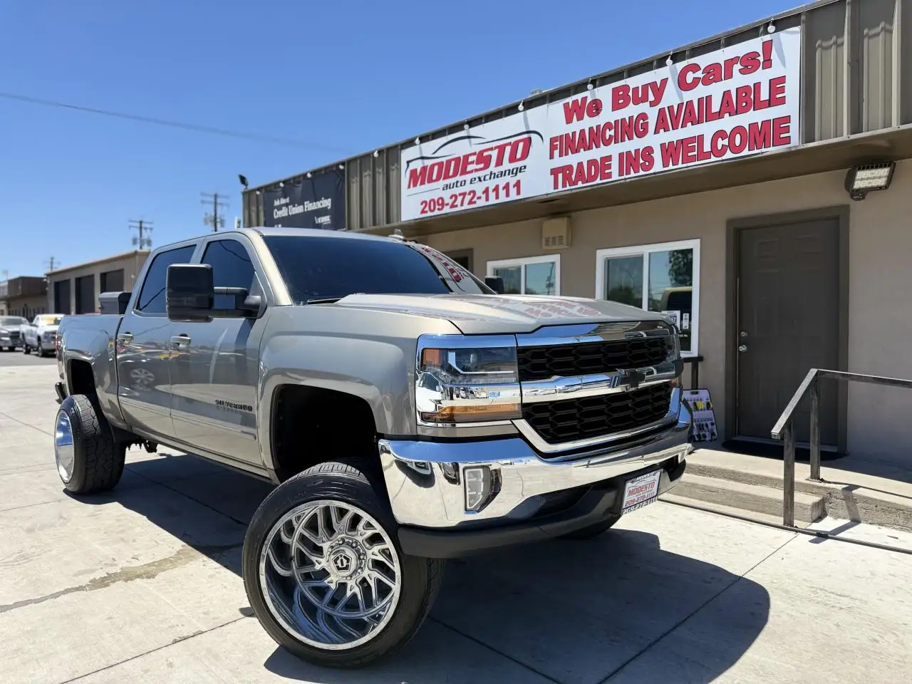 2017 Chevrolet Silverado 1500 LT Crew Cab Short Box photo 1