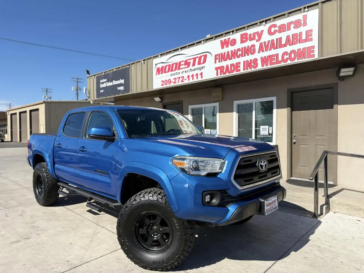 2017 Toyota Tacoma SR5 Double Cab 4WD V6 Auto Short Bed's photo