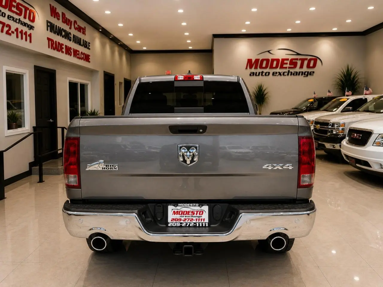 2012 RAM 1500 SLT 4WD Crew Cab photo 4