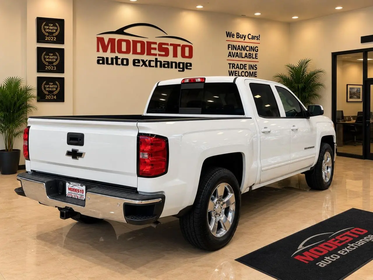 2017 Chevrolet Silverado 1500 LT Crew Cab Short Box photo 3