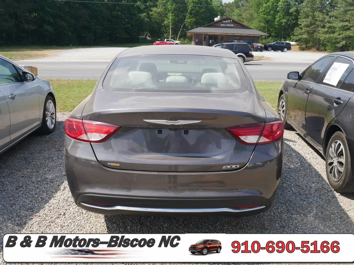 2016 Chrysler 200 Limited photo 5