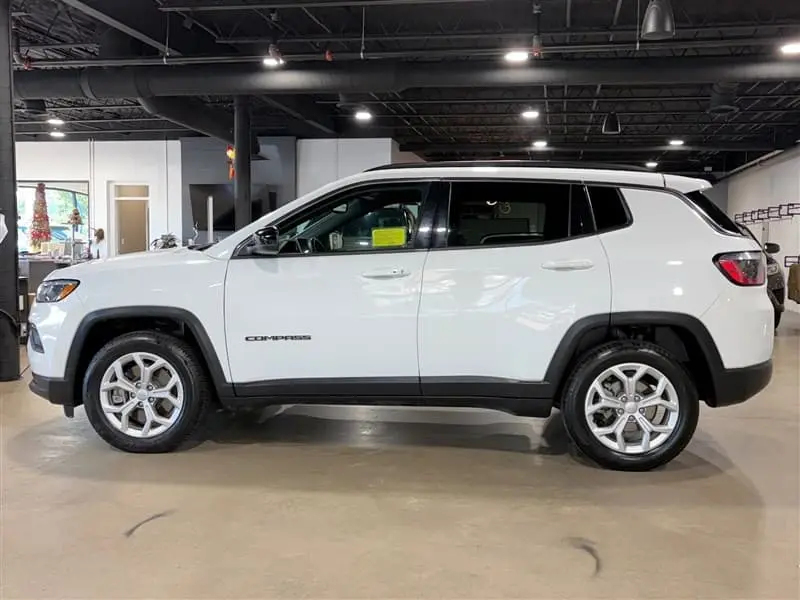 2024 Jeep Compass Latitude 4WD photo 3