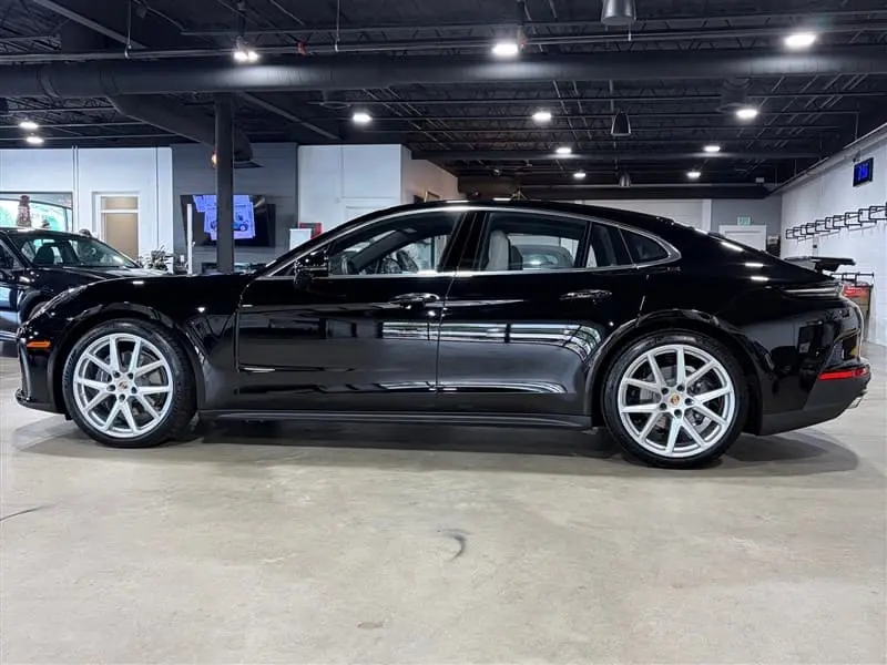 2025 Porsche Panamera 4 photo 3