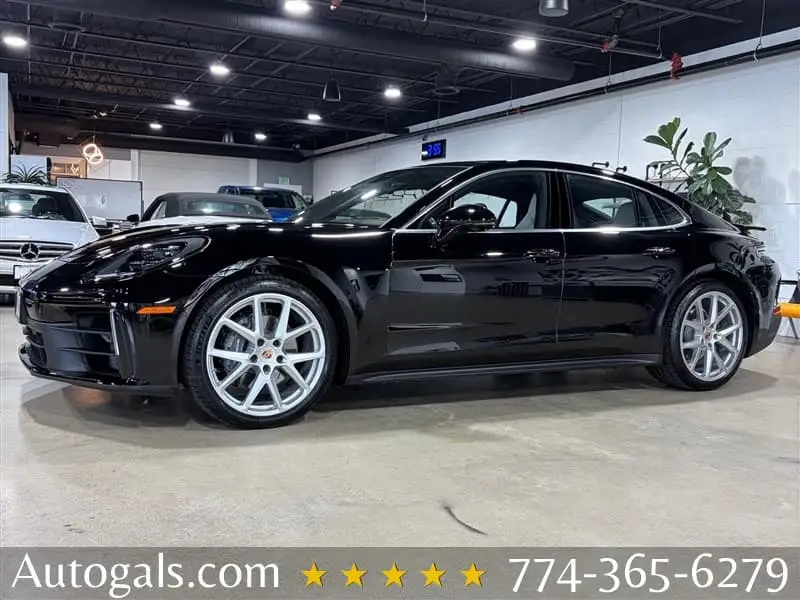 2025 Porsche Panamera 4 photo 1