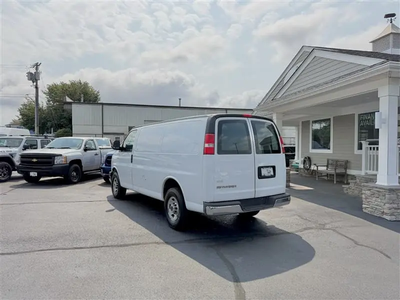 2017 GMC Savana 2500 photo 3