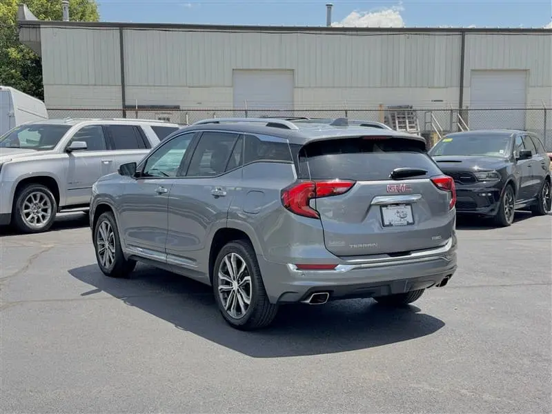 2020 GMC Terrain Denali AWD photo 3