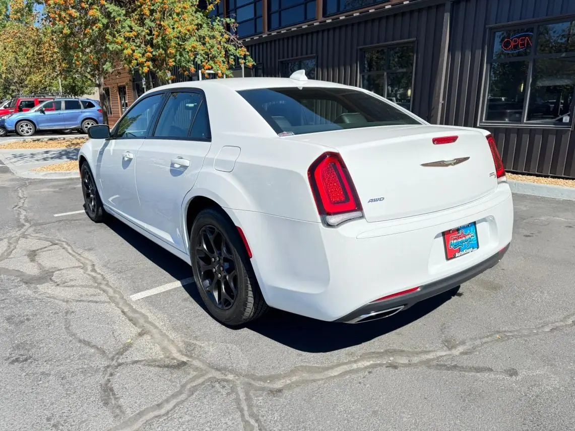2019 Chrysler 300 S AWD photo 3