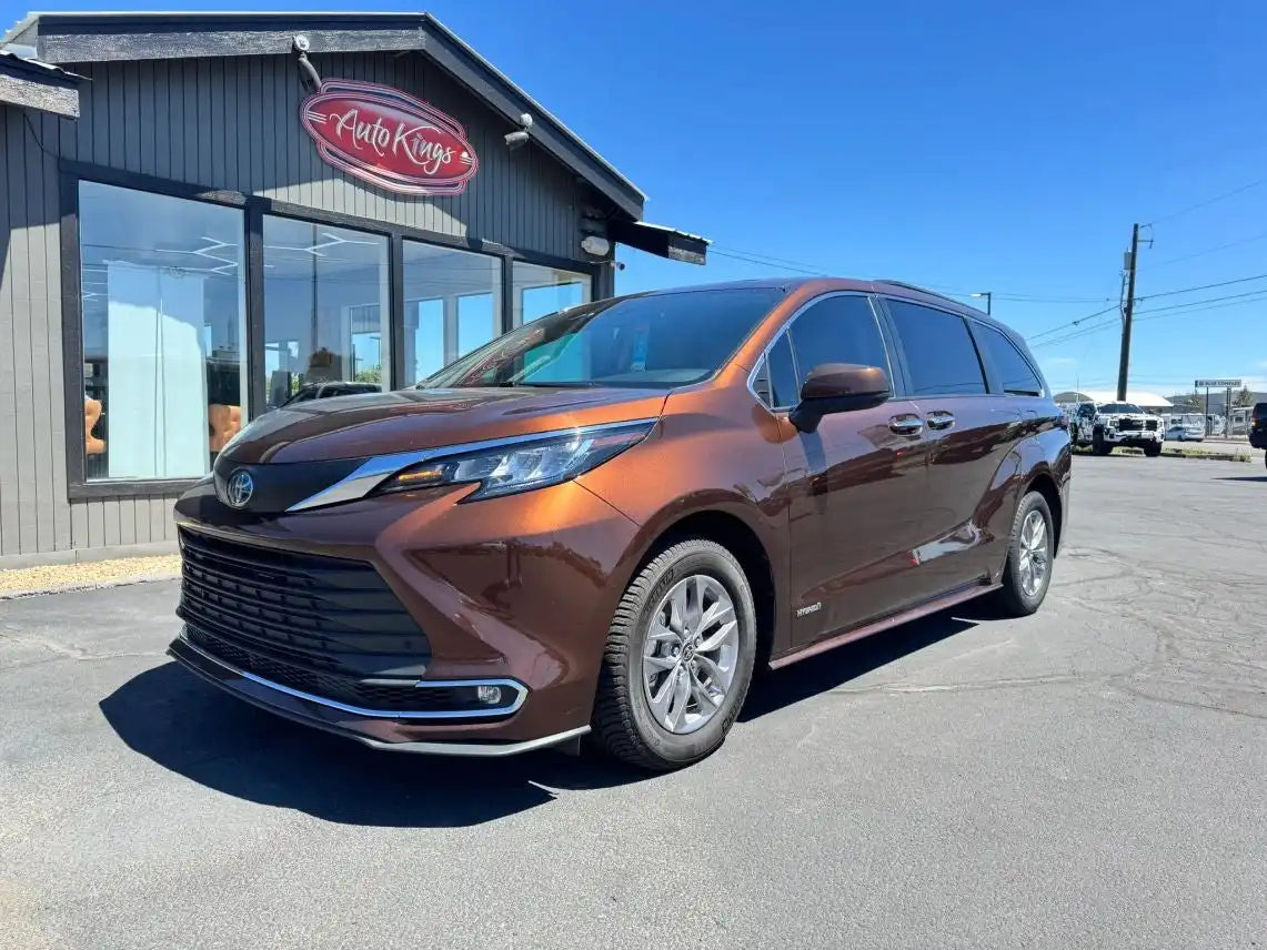 2021 Toyota Sienna XLE 8-Passenger Hybrid FWD's photo