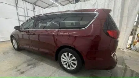 2018 Chrysler Pacifica Touring Plus photo 3