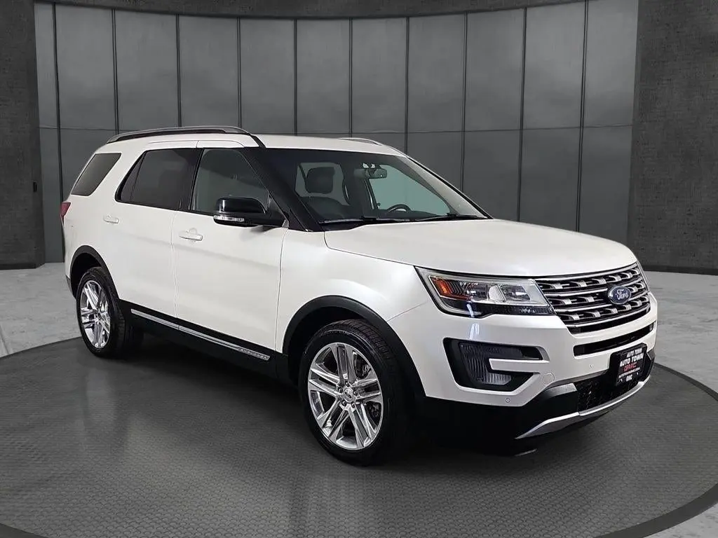 2017 Ford Explorer XLT 4WD photo 3
