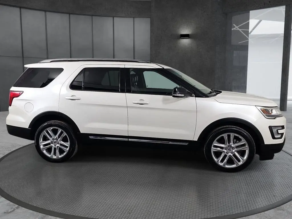 2017 Ford Explorer XLT 4WD photo 4
