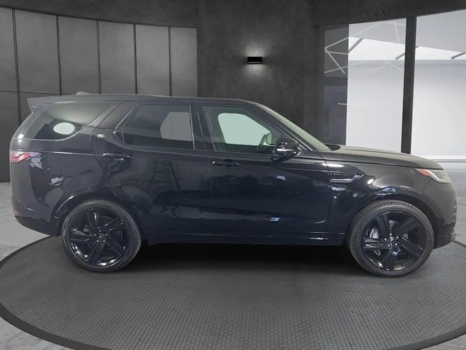 2023 Land Rover Discovery S R Dynamic photo 3