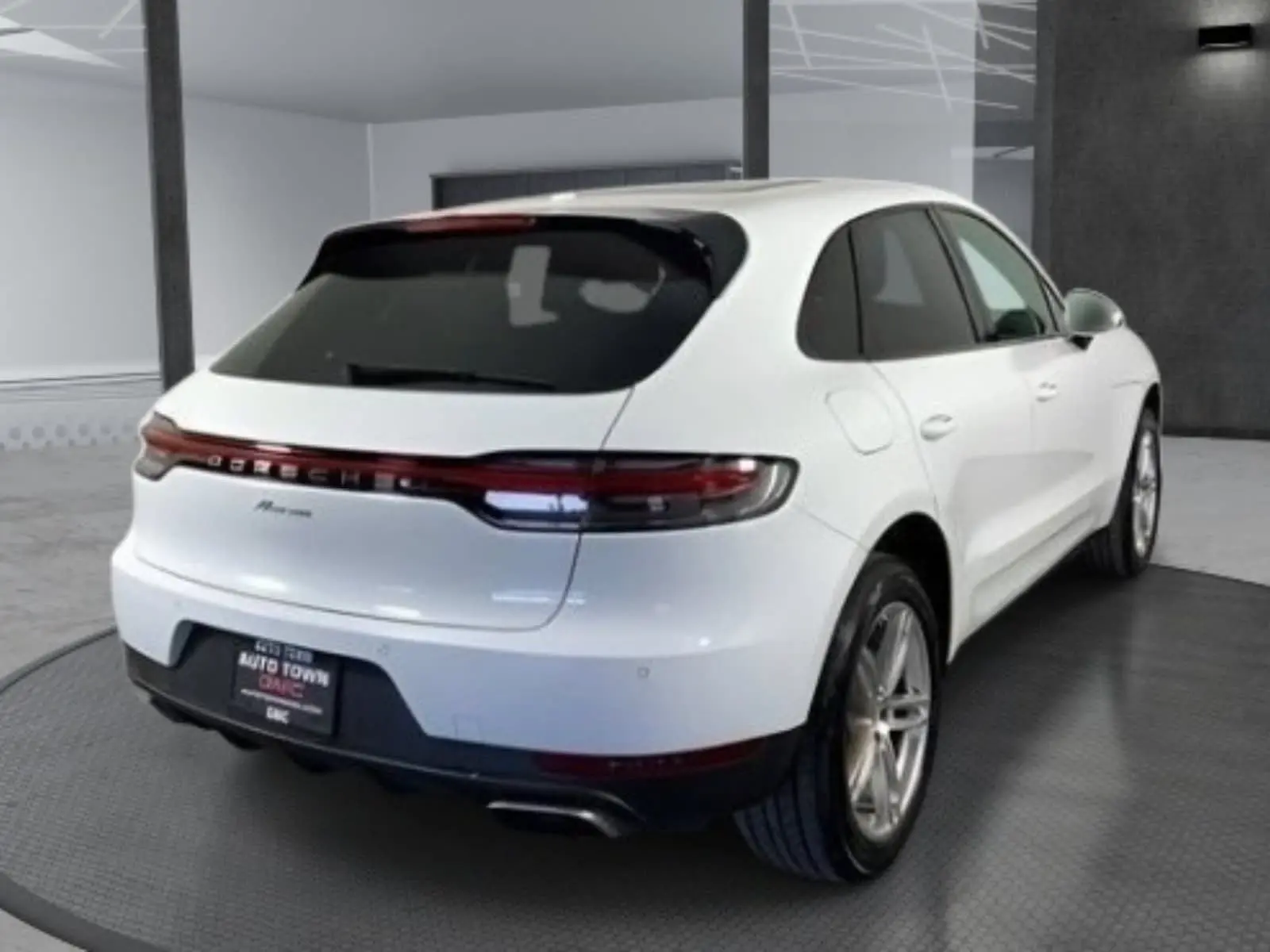 2019 Porsche Macan Base photo 3