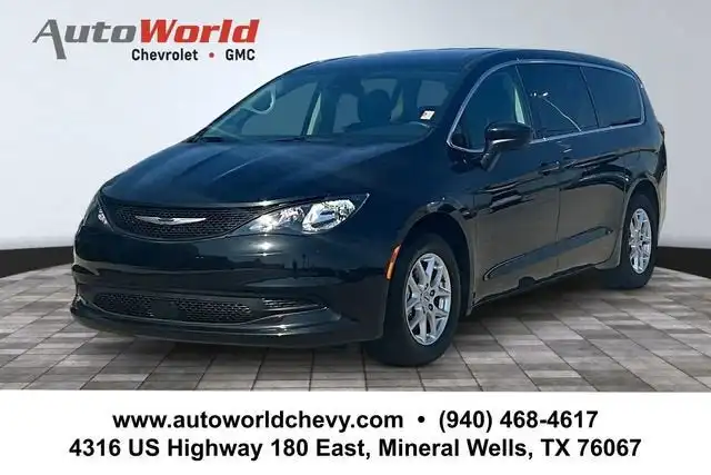 2023 Chrysler Voyager LX's photo
