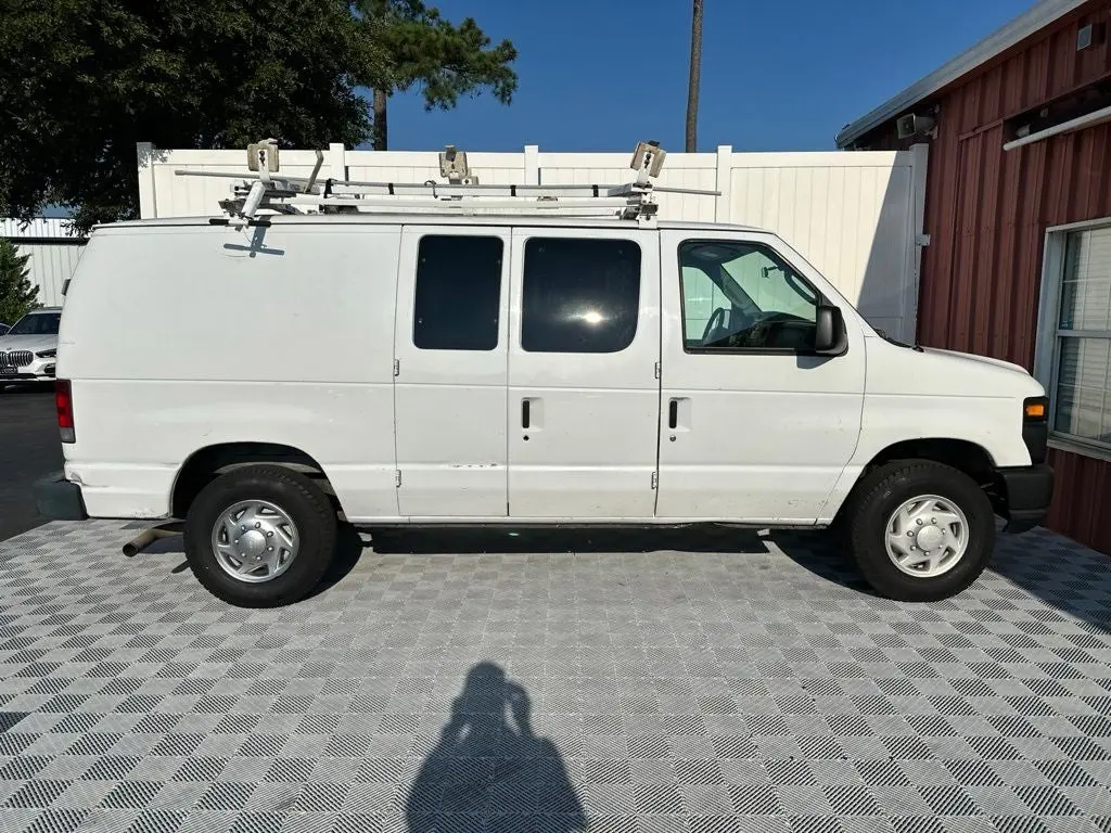 2010 Ford E-Series E-250 Van photo 3