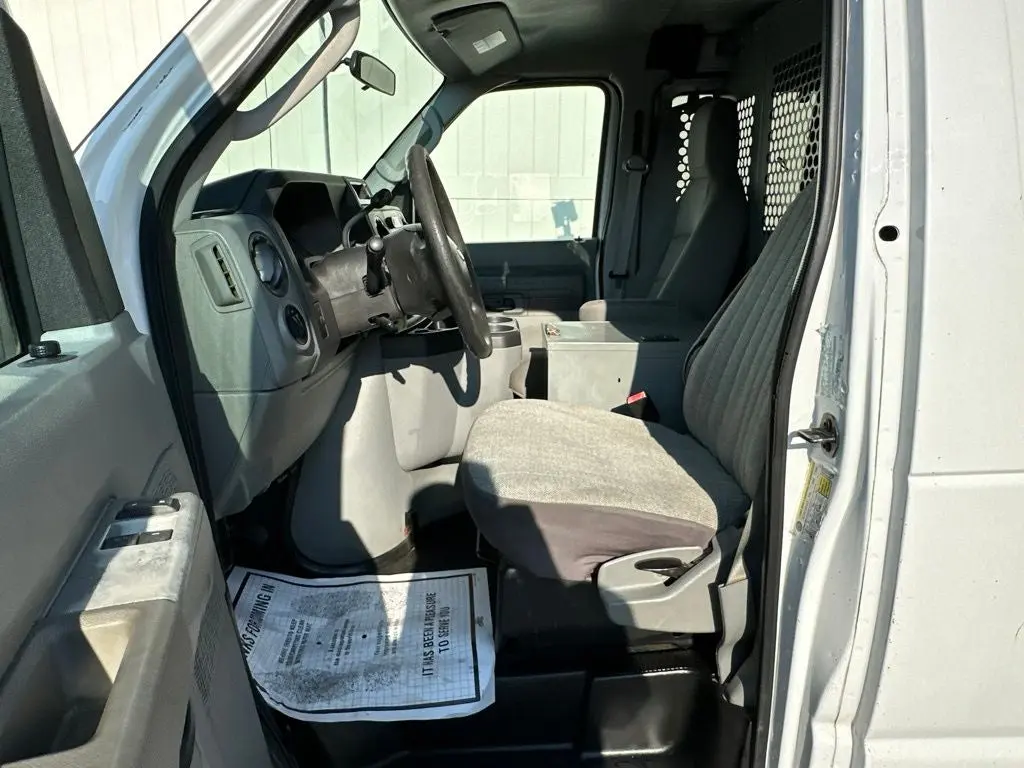 2010 Ford E-Series E-250 Van photo 5