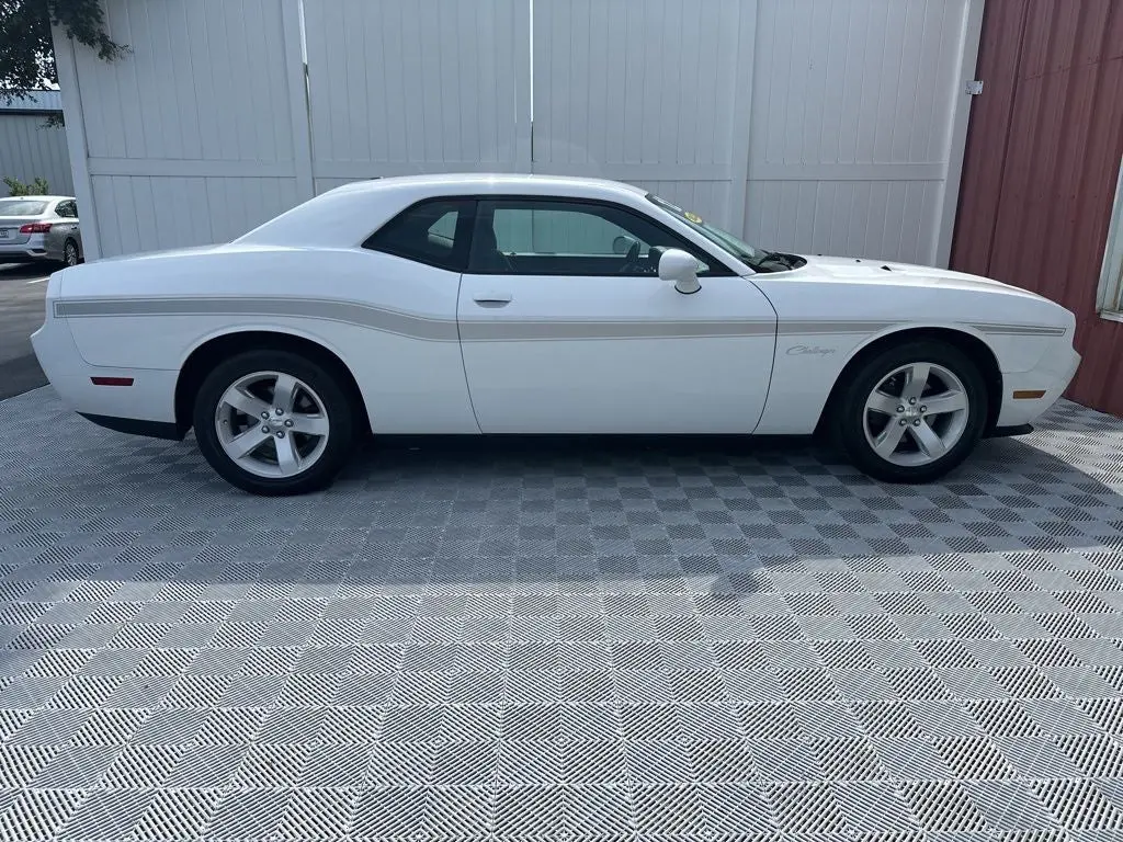 2012 Dodge Challenger SXT photo 3