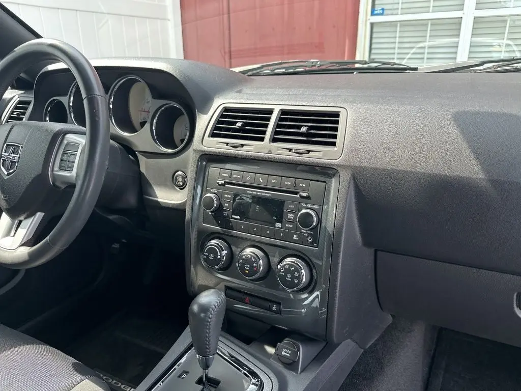 2012 Dodge Challenger SXT photo 4