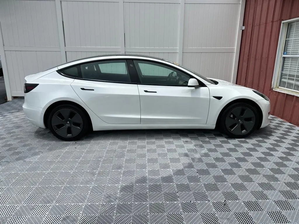 2021 Tesla Model 3 Standard Range Plus photo 3