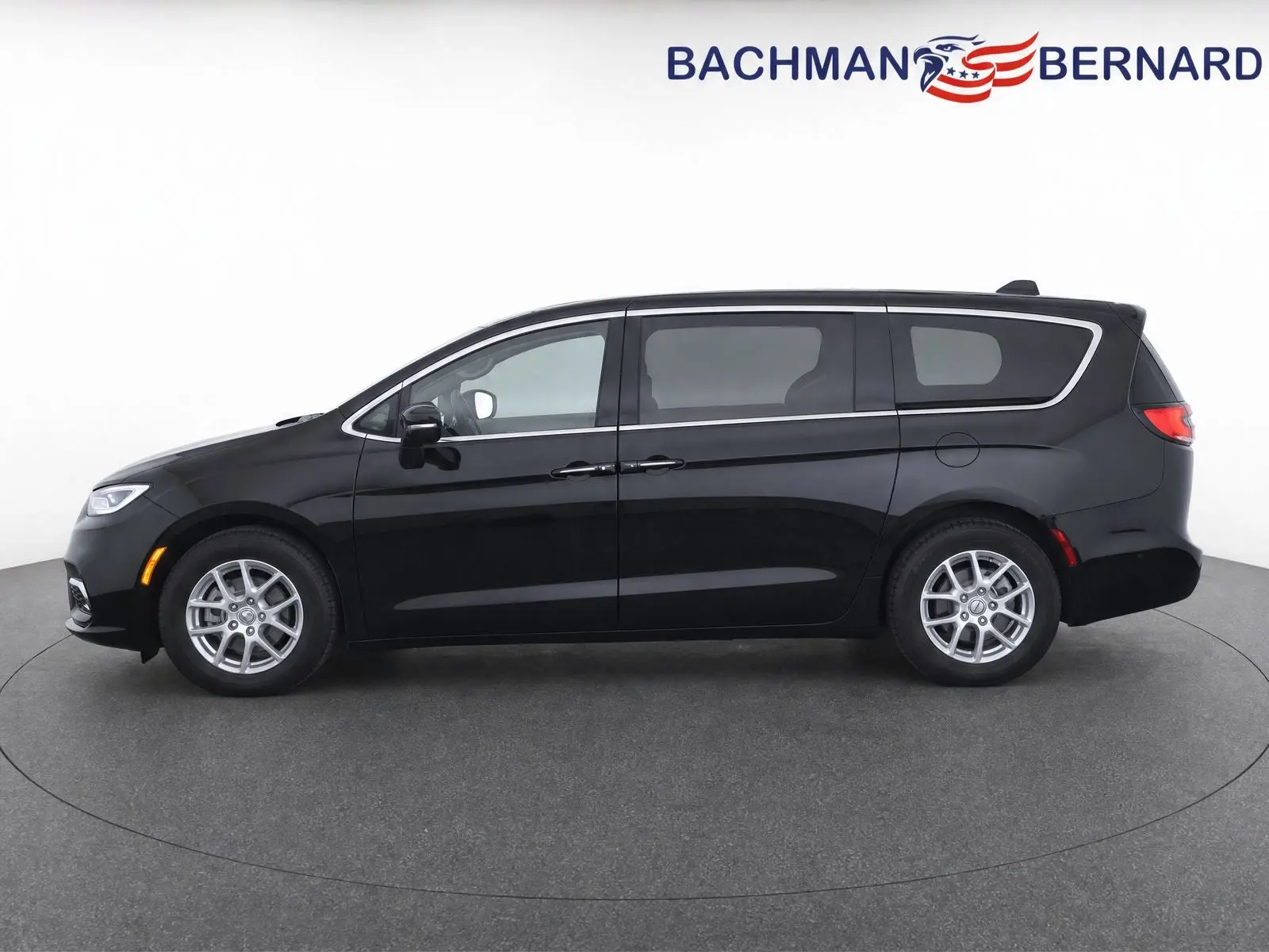 2023 Chrysler Pacifica Touring L photo 4