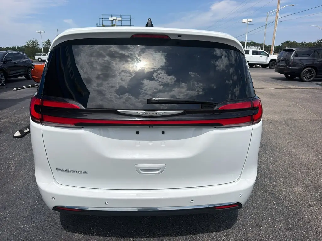 2023 Chrysler Pacifica Touring L photo 5