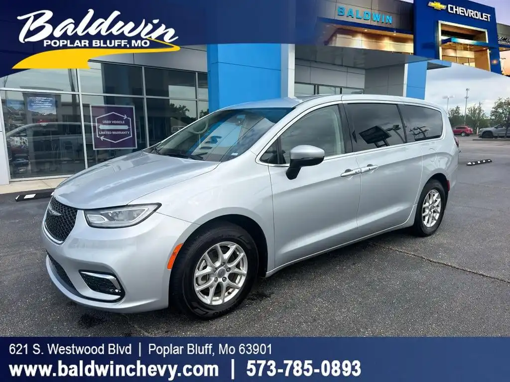 2023 Chrysler Pacifica Touring L's photo