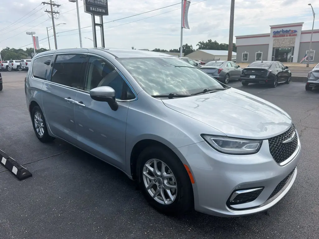 2023 Chrysler Pacifica Touring L photo 3