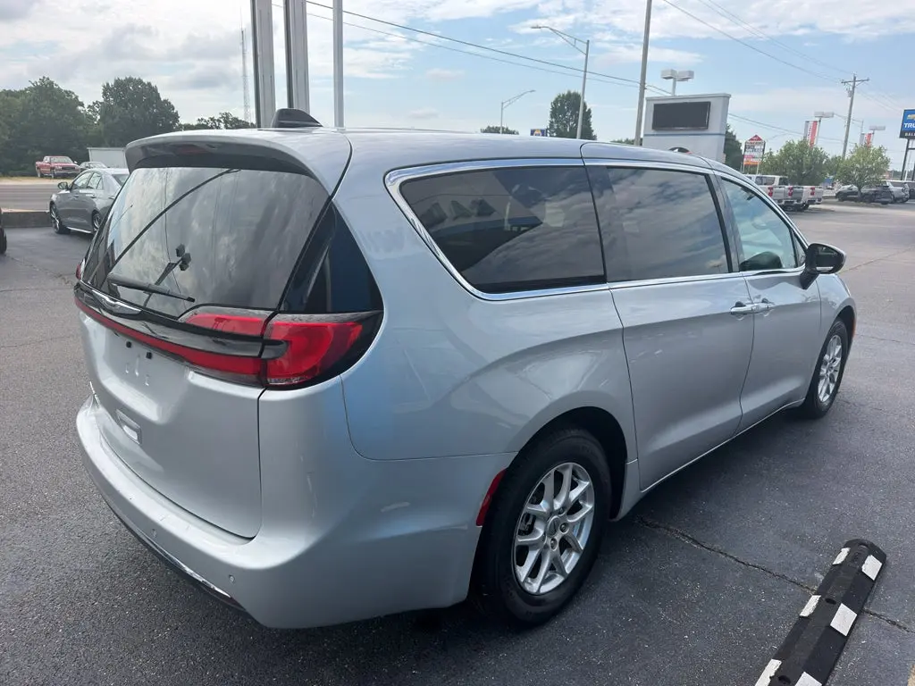 2023 Chrysler Pacifica Touring L photo 4