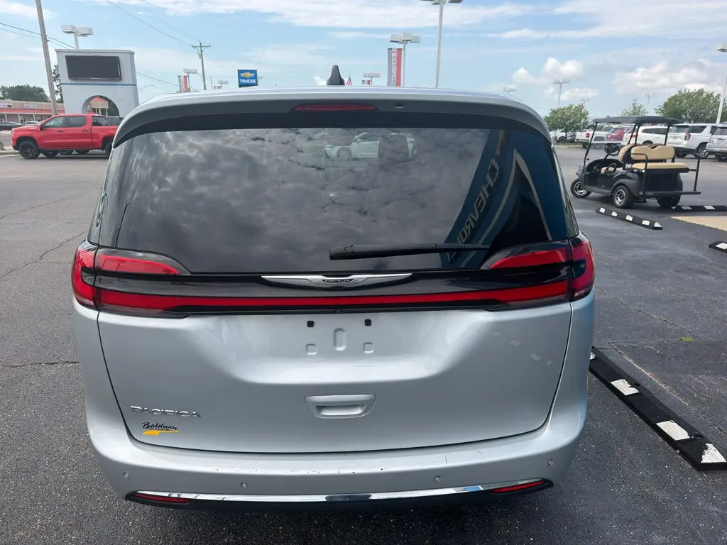 2023 Chrysler Pacifica Touring L photo 5