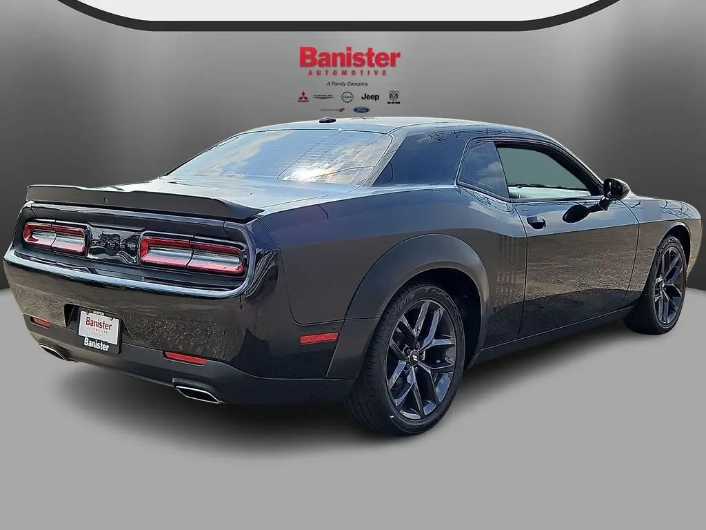 2021 Dodge Challenger SXT Auto photo 4
