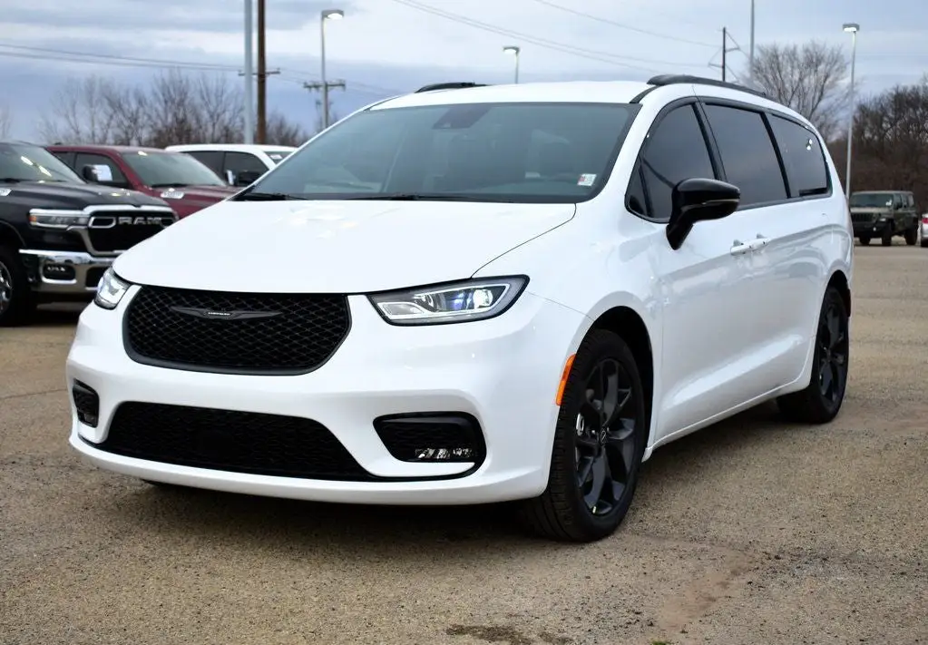 2026 Chrysler Pacifica Select photo 1