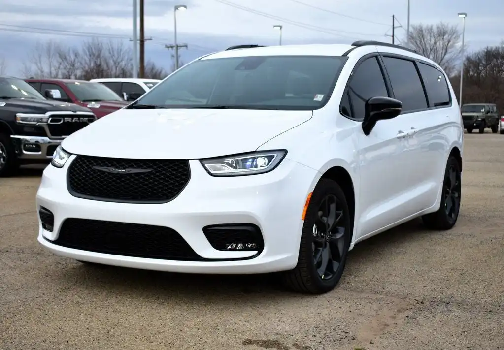 2026 Chrysler Pacifica Select's photo