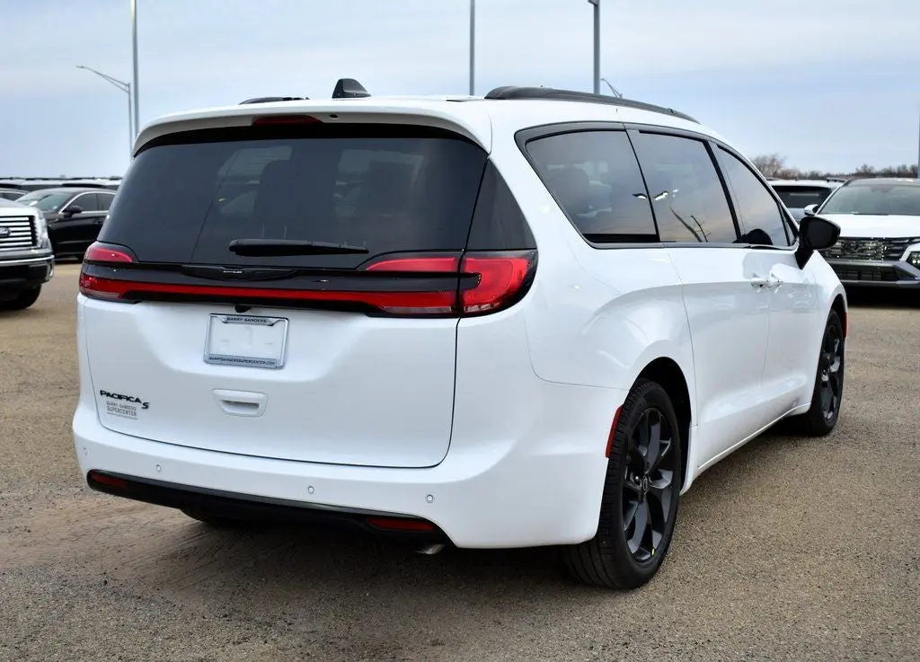2026 Chrysler Pacifica Select photo 3
