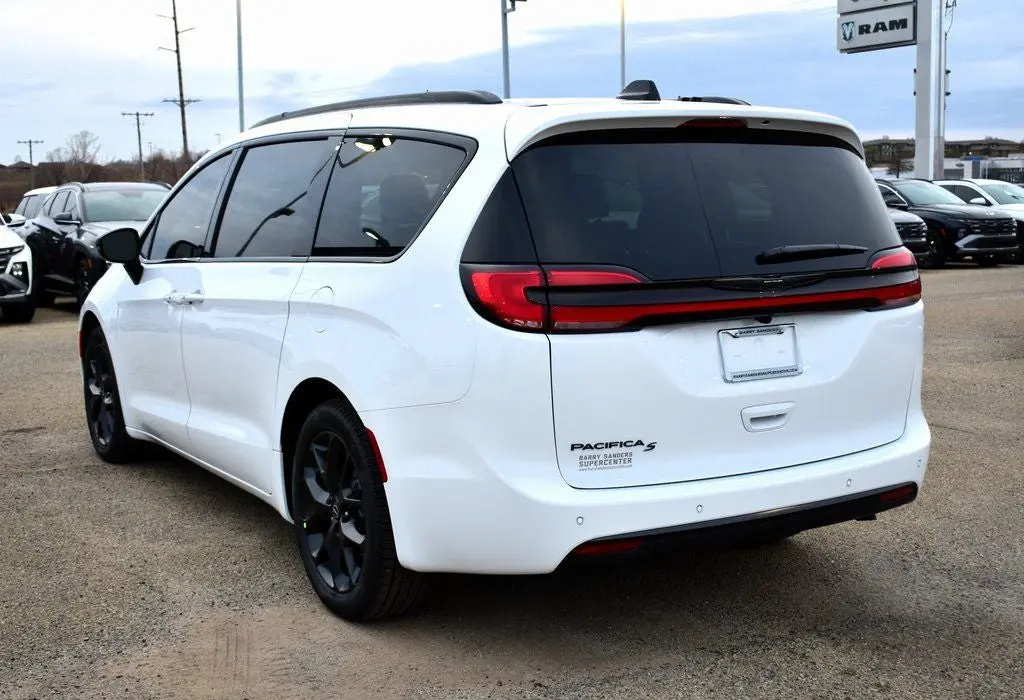 2026 Chrysler Pacifica Select photo 4