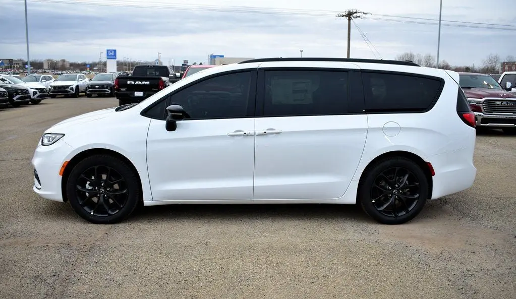 2026 Chrysler Pacifica Select photo 5
