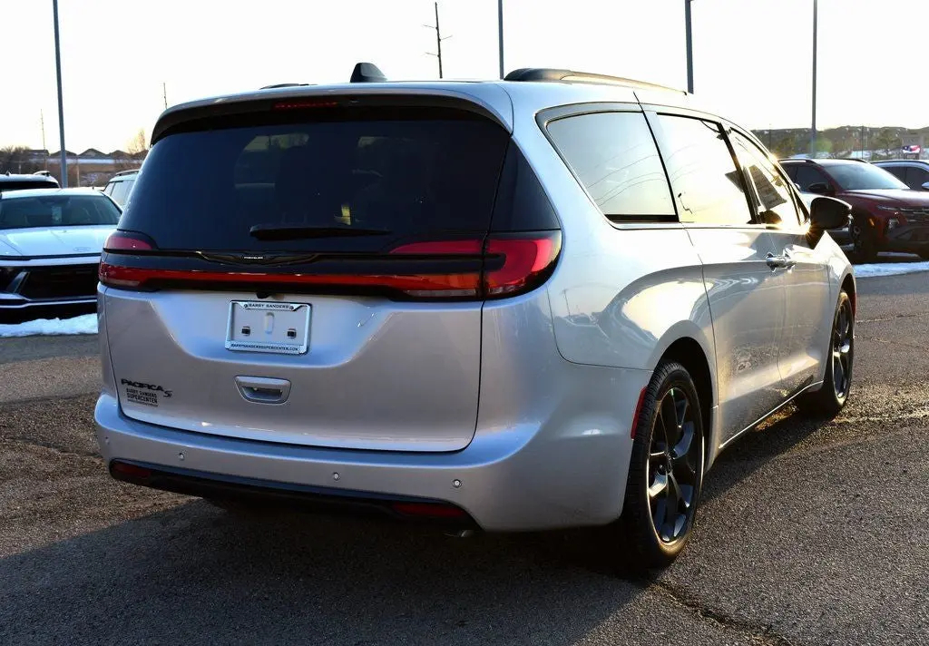 2026 Chrysler Pacifica Select photo 3