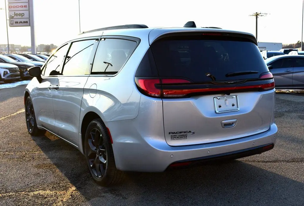 2026 Chrysler Pacifica Select photo 4