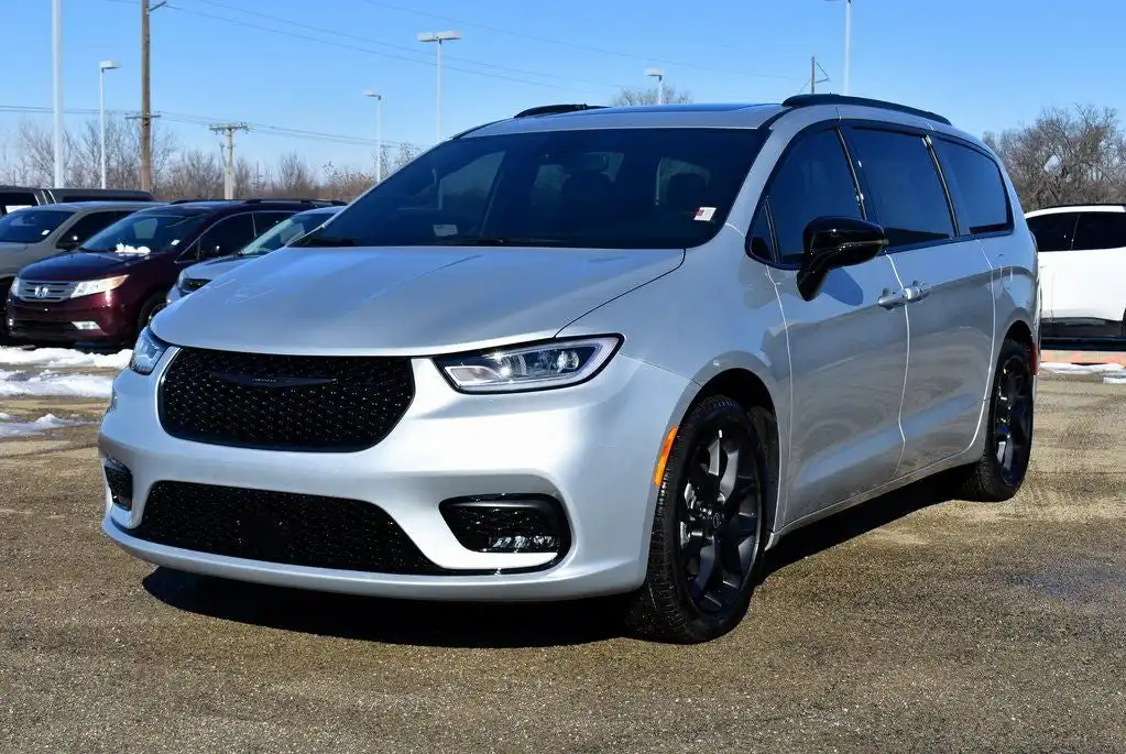 2026 Chrysler Pacifica Limited's photo