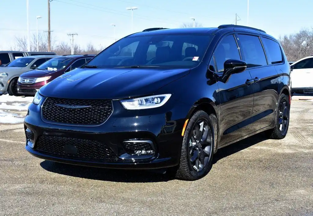 2026 Chrysler Pacifica Limited's photo