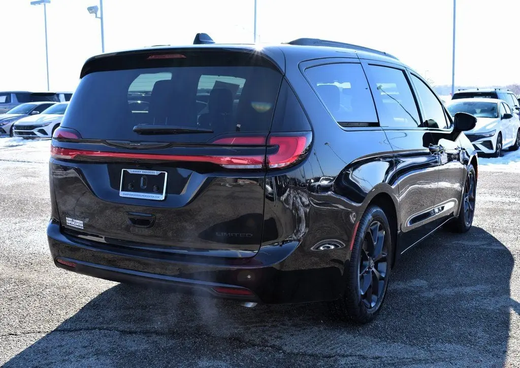 2026 Chrysler Pacifica Limited photo 3