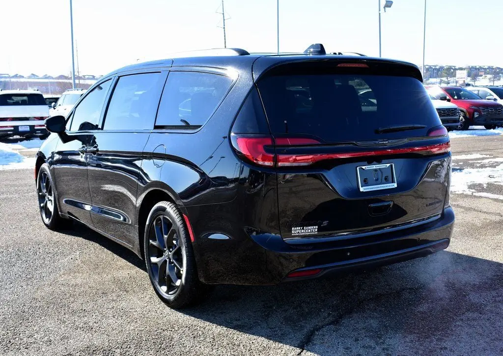 2026 Chrysler Pacifica Limited photo 4