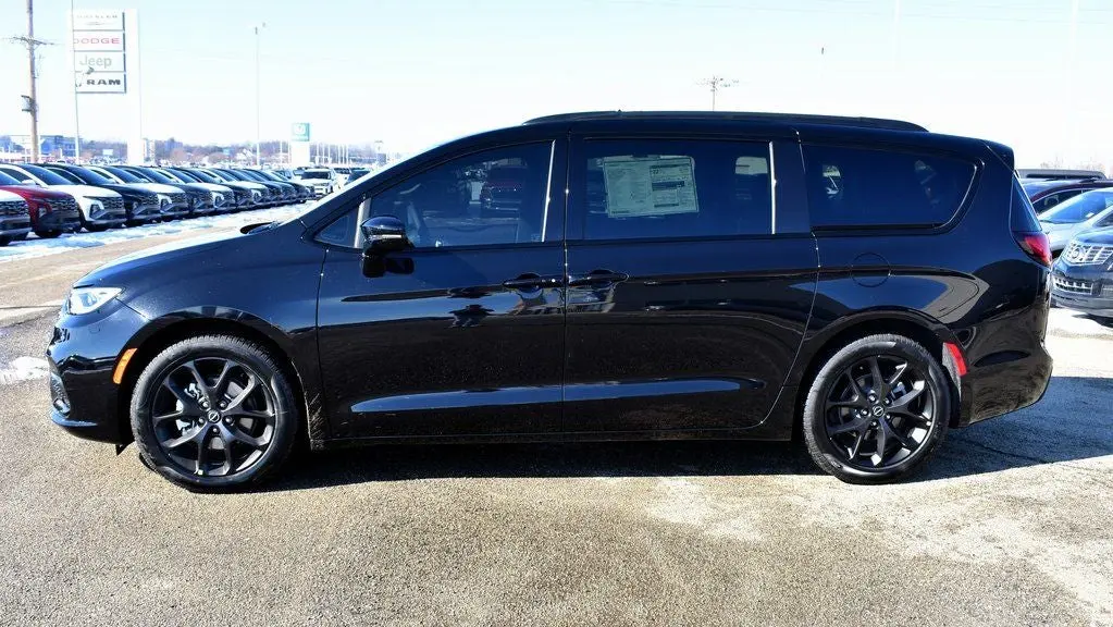 2026 Chrysler Pacifica Limited photo 5