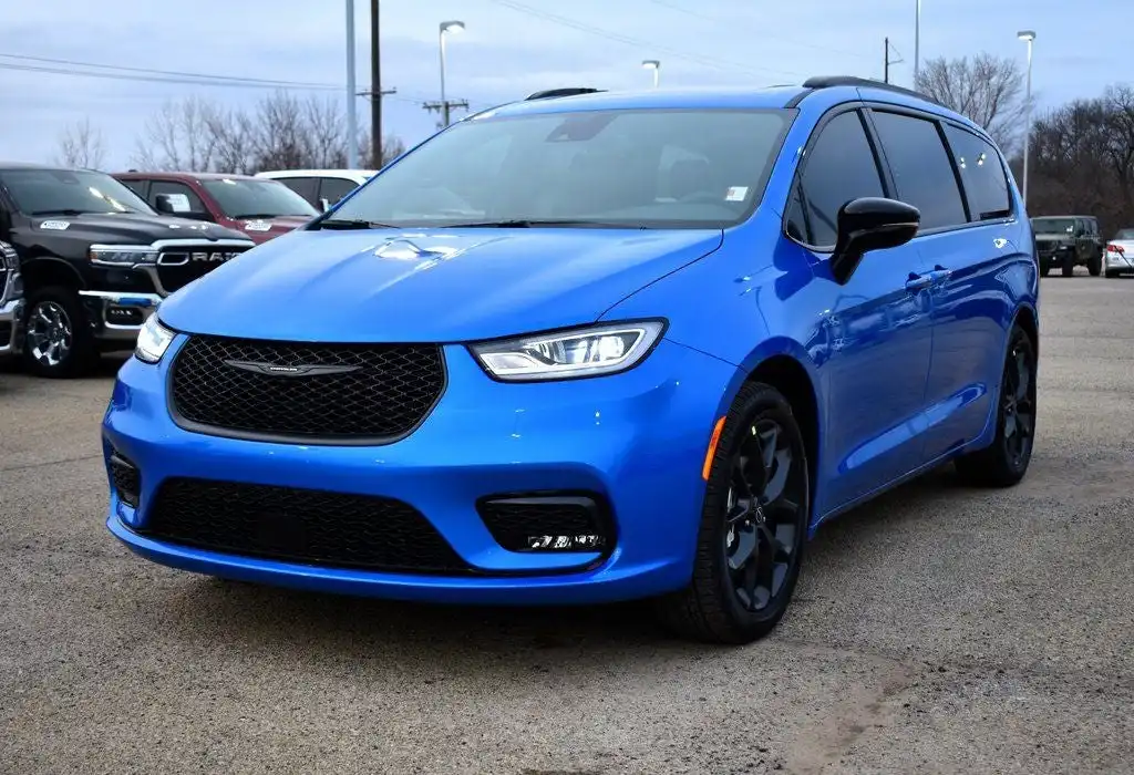 2026 Chrysler Pacifica Limited's photo