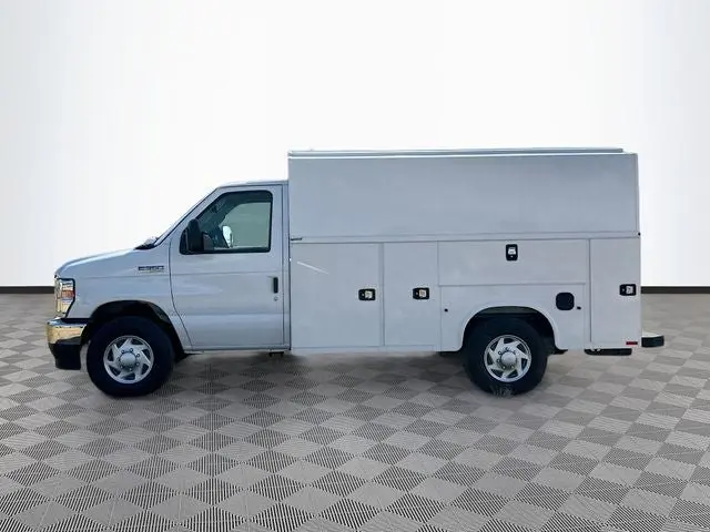 2026 Ford E-Series SRW E-350 Super Duty 138 in WB photo 3