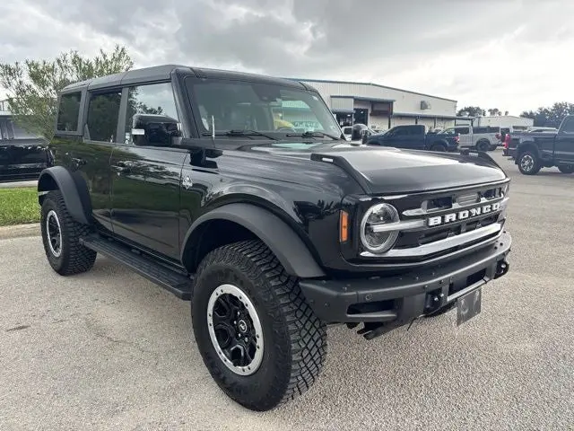 2023 Ford Bronco Outer Banks 4x4 photo 3