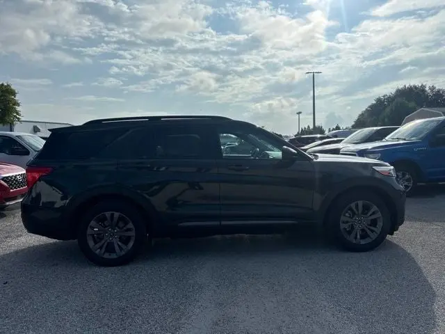 2022 Ford Explorer XLT RWD photo 4