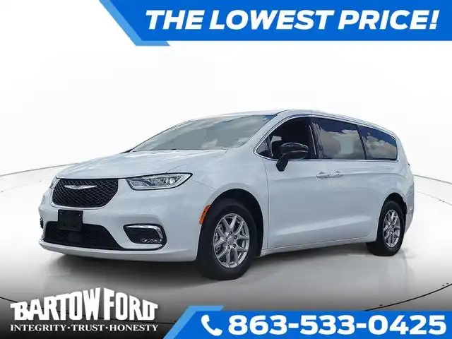 2025 Chrysler Pacifica Select's photo