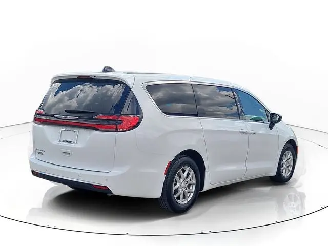 2025 Chrysler Pacifica Select photo 5