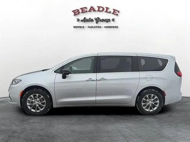 2026 Chrysler Pacifica Select AWD photo 3